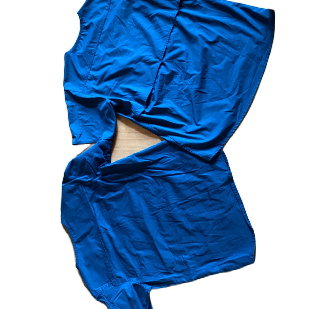 Carhartt scrubs unit of 2.tops. Size small - Picture 2 of 6